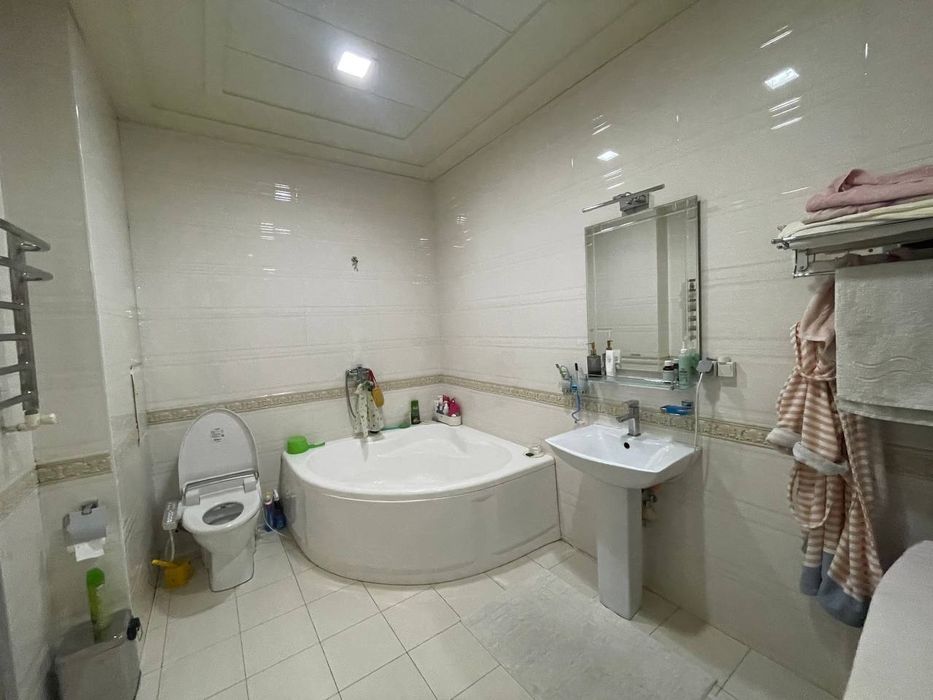 Продается 4-комнатная квартира 174 м², Нукусская 27А.
