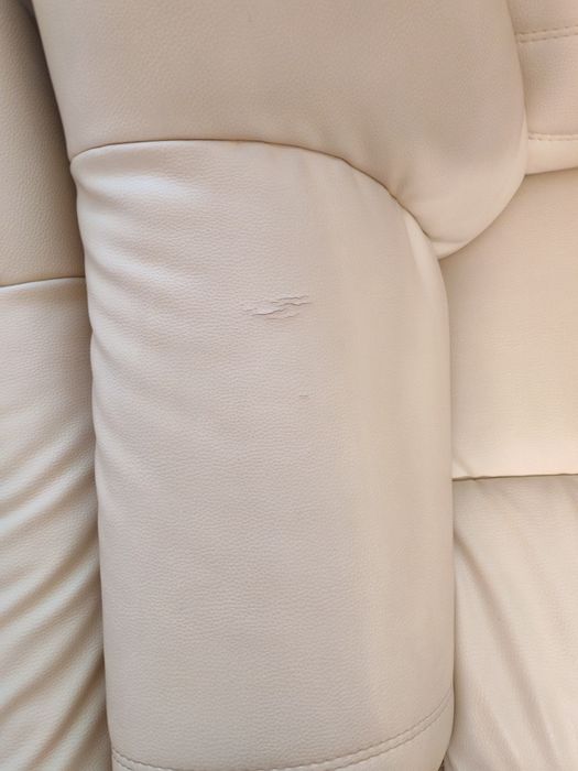 Vând colțar de sufragerie fix si fotoliu din piele culoare crem dimensiunea colțarului 230.l/210. Canapeaua nu este extensibilă