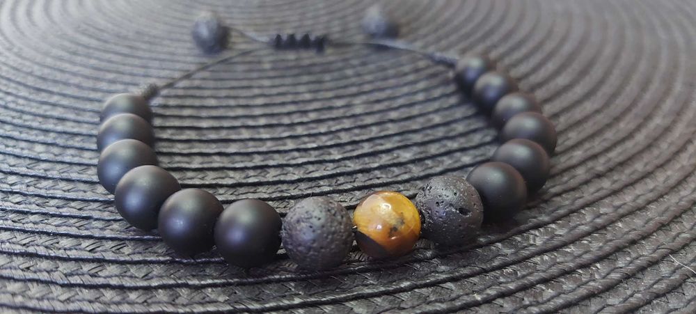 Ръчно плетена гривна с естествени камъни