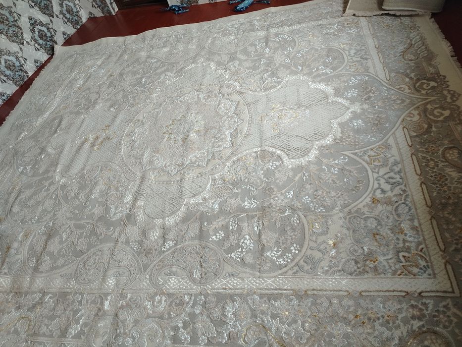 Xonadoningiz uchun ajoyib sifatli tovlanuvchan gilamlar.