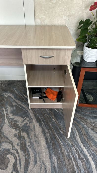 Письменный стол с тумбой (компьютерный стол)