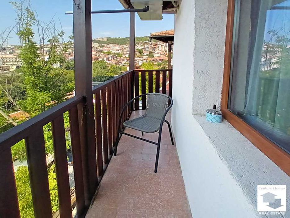 104952 Панорамен тристаен апартамент в центъра на В. Търново