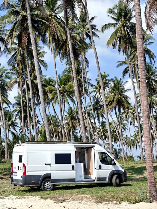 Autorulota customizata pentru calatorii Full-Time