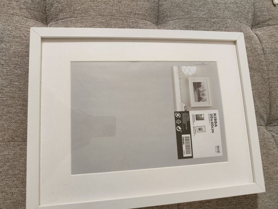 Лот! Цена 20 лв + Подарък венец.
1. Рамка за снимка от Икея. /с целофа