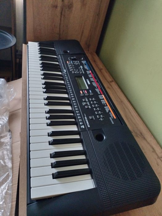 Сентезатор Yamaha  psr e 263 нова  с нотник