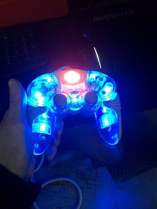 Продам джойстик на комп есть 2 штуки