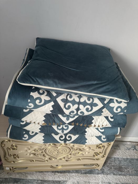 Көрпе жастық и Сандық