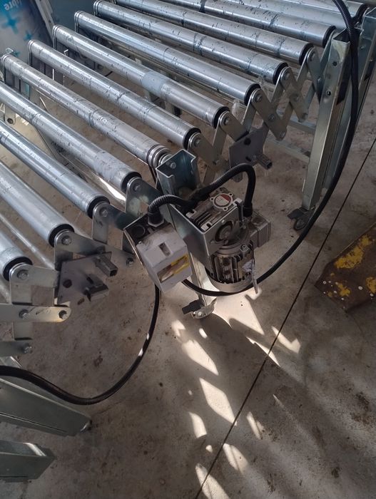 Banda cu role acționat electric