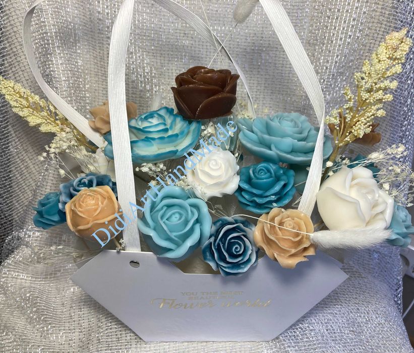 Луксозен букет от соеви  свещи в тюркоаз и бяло – ръчна изработка