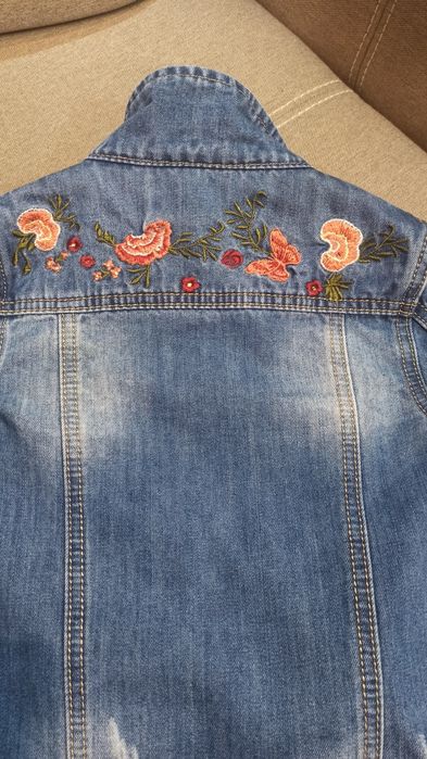 Продам джинсовый пиджак для девочки