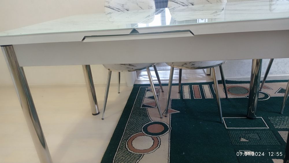 Продаю стол со стульями