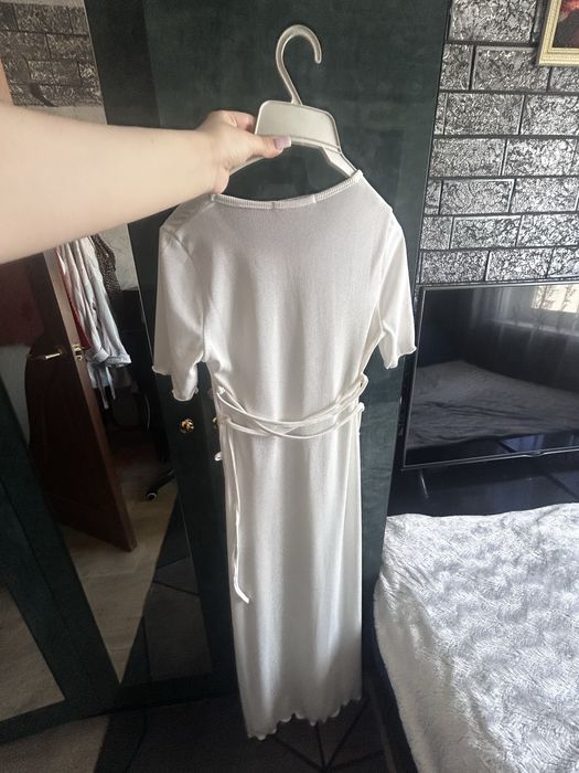 Белое облегающие платье