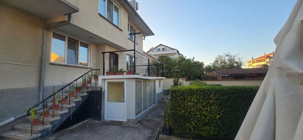 Продава триетажна къща-близнак в с. Равда