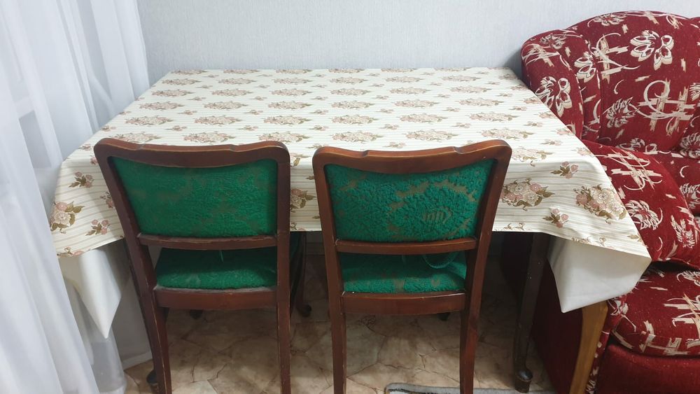 Стол и стулья в гостинную