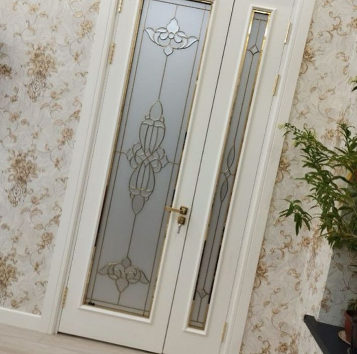 Gulli naqshli oyna vitraj