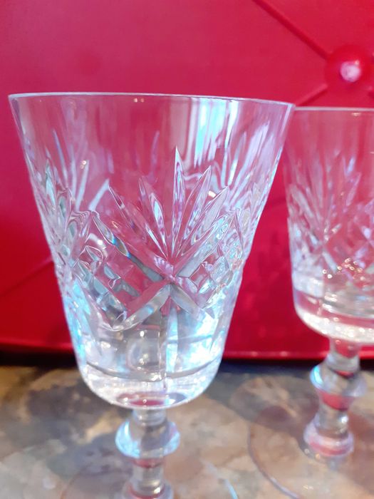 Два комплекта от по 4 броя кристални чаши: за вино и ракия