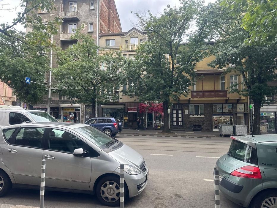 Магазин срещу Операта – Дондуков, 960€ с ДДС, витрина + мазе