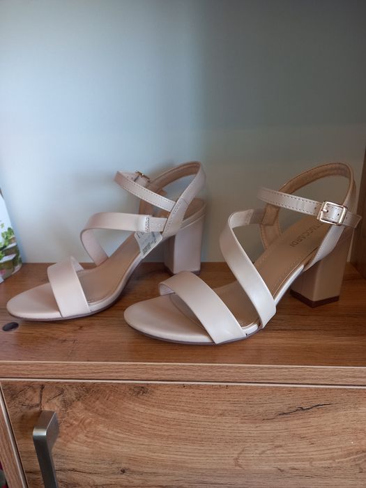 Босоножки бежевые НОВЫЕ