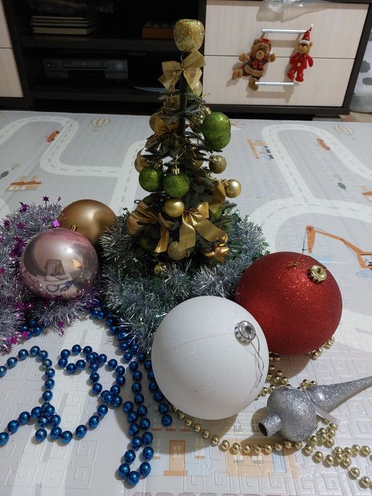 Продам маленькую елку с игрушками