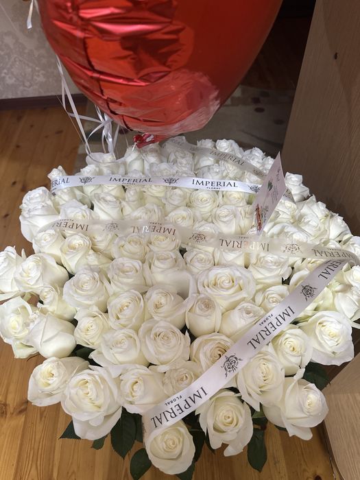 101 роза с шариками