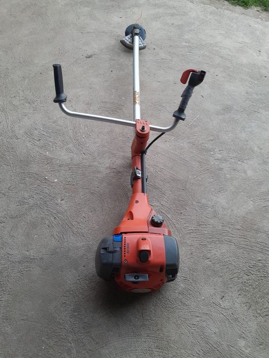 Vând motocoasa Huqvarna