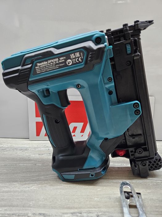 Makita Такер DFN350 18V.