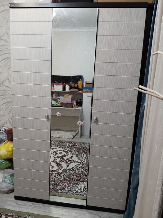 Шкаф. Зеркало и петлицы целы