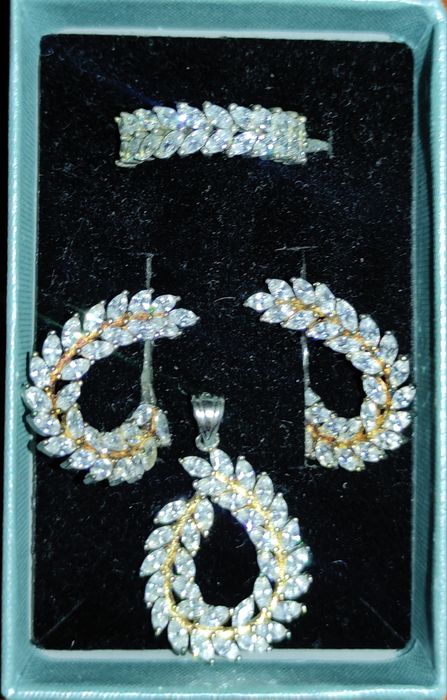 Срочно продаётся шикарный серебряный комплект