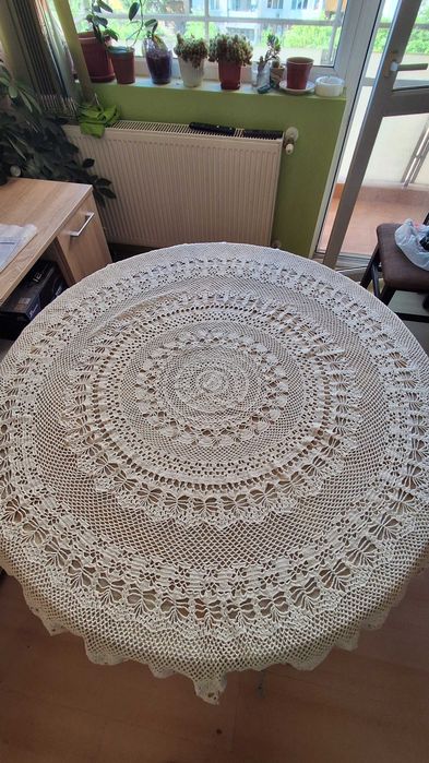 Покривка за маса, плетена на 1 кука
