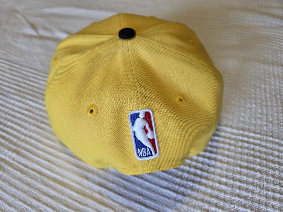 Sapca SnapBack NewEra Miami Heat NBA negru/galben. Impecabila.