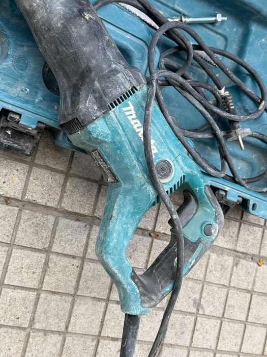 Саблен трион Makita JR3051T
