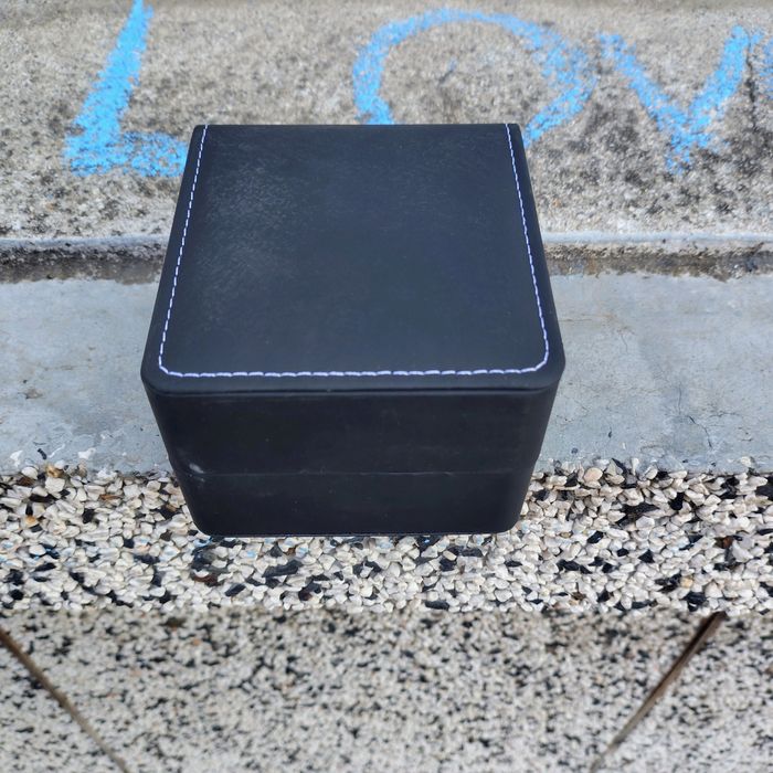 Часовник кварцов на батерия,марката се вижда на снимките