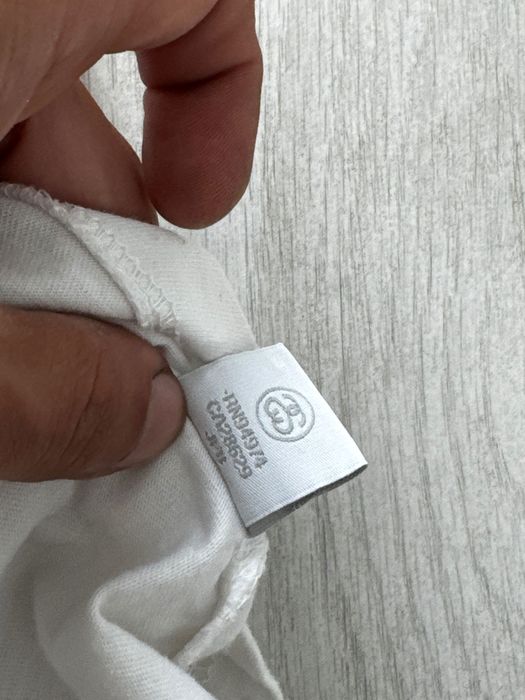 Vânzarea unui tricou Stussy