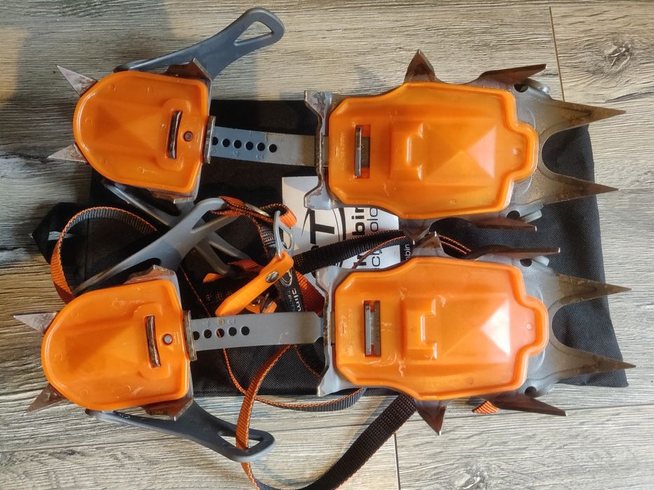 Colțari Climbing Technology Nuptse Universal – stare excelentă