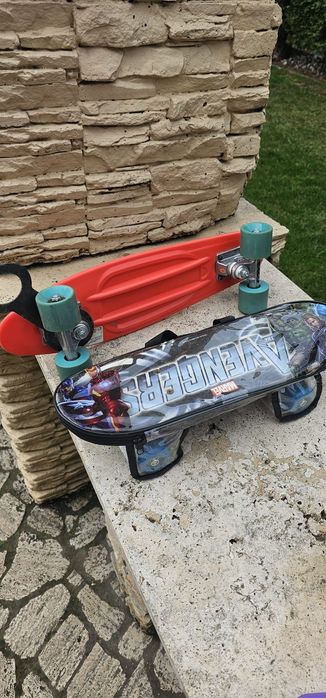 Vând skateboard 2 buc