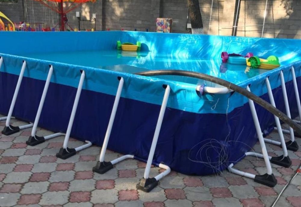 Бассейн во дворе дома