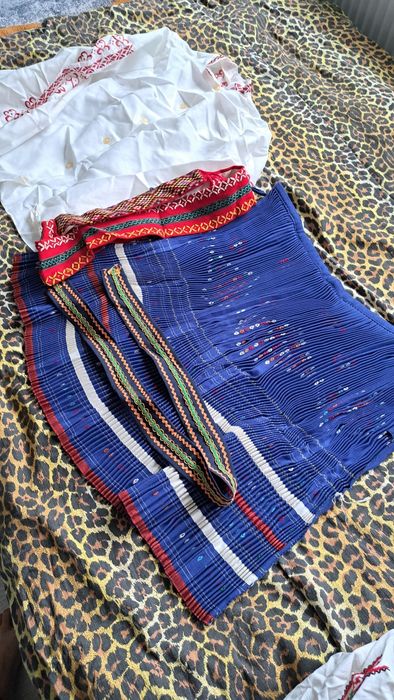 Народна носия с чисто нова риза и престилка