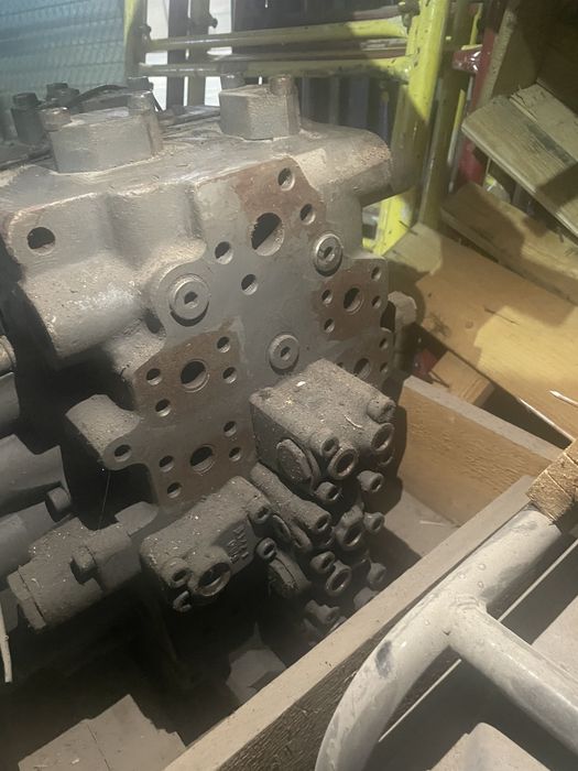 Гидрораспределитель Hitachi на 4hk1