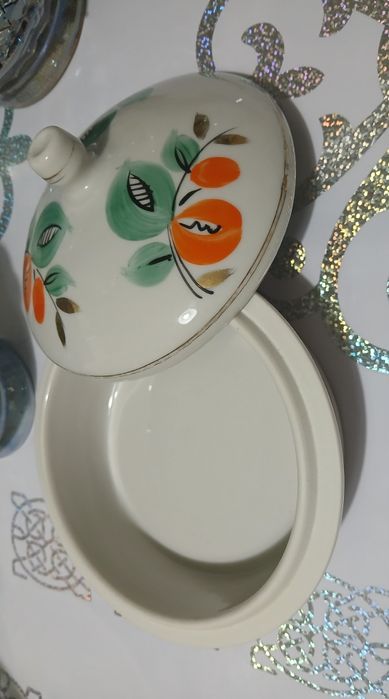 Продам сервиз чашки 6 шт с чайником, вазы- этажерки