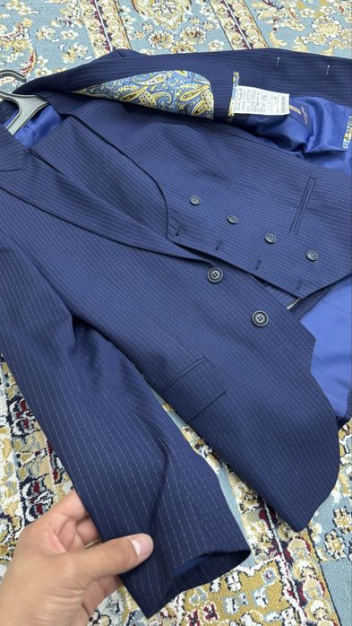 Костюм тройка продается