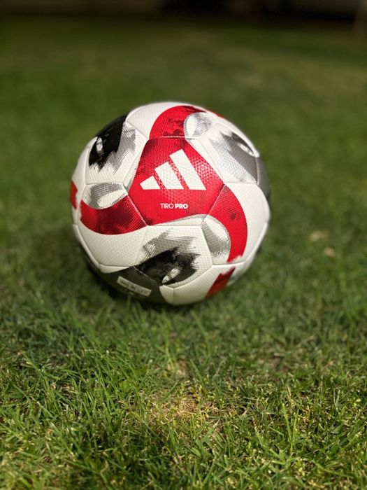 Продаю оригинальный футбольный мяч Adidas.