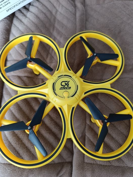 Tracker 2.4GHz дрон на руке