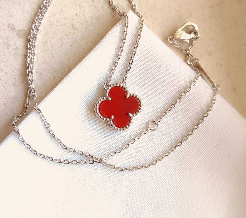 Дамско колие с детелина от червен карнелин на Van Cleef & Arpels VCA