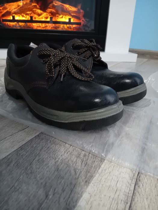 Vând Bocanci - noi cu eticheta