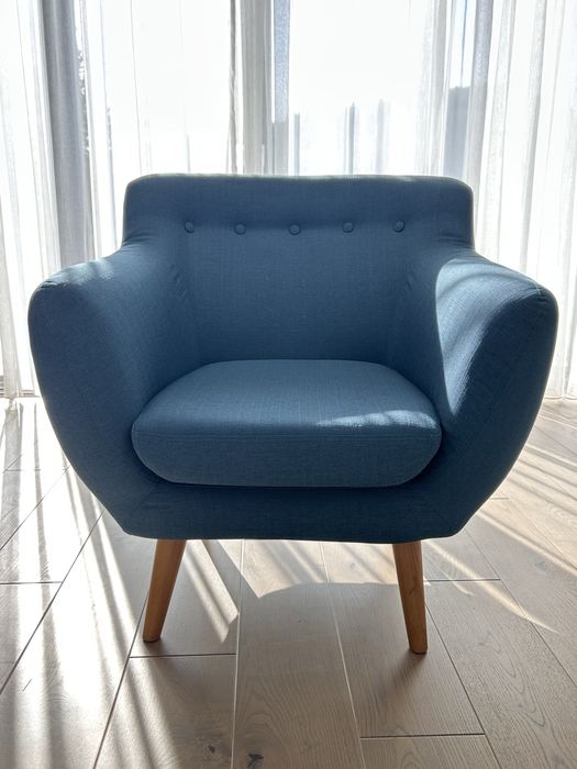 Fotoliu tesatura albastra, picioare lemn