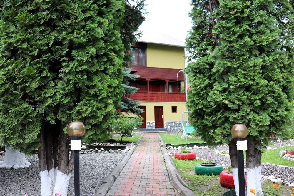 Vila de inchiriat pe termen lung / 8 camere cu bai proprii