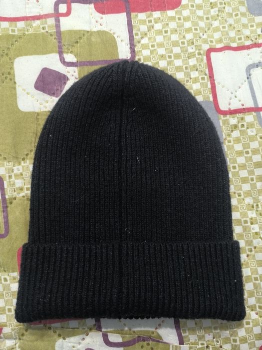 Черная теплая шапка Prada inspired