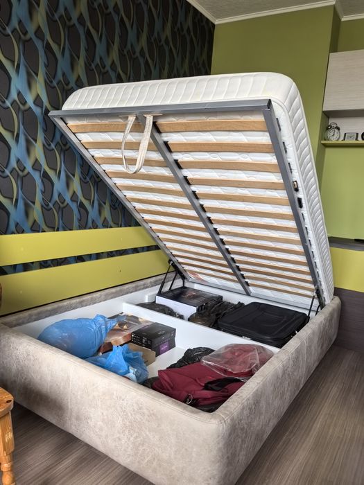 Тапицирано легло с повдигащ механизъм