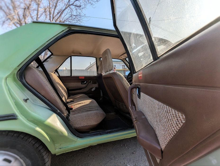 Peugeot 305 ретро