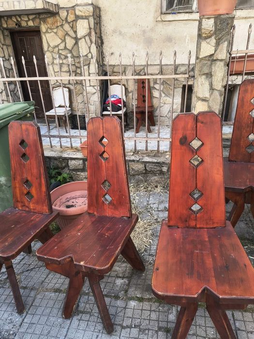 Масивни дървени столове и маси